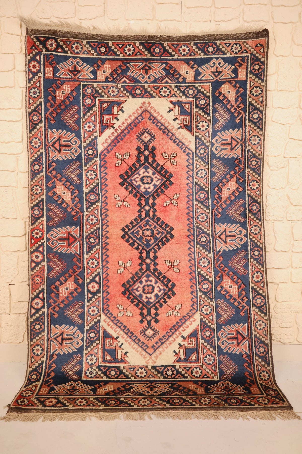 Tapis Dodgem Alti rose 190 × 122 cm, vue d'ensemble du médaillon crénelé bleu nuit