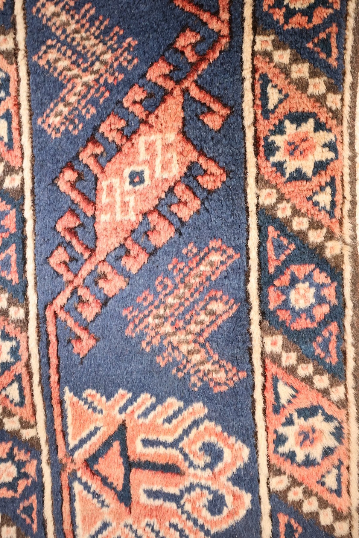 Bordure bleue à motifs anguleux roses et contre-bordure étoilée du tapis Dodgem Alti