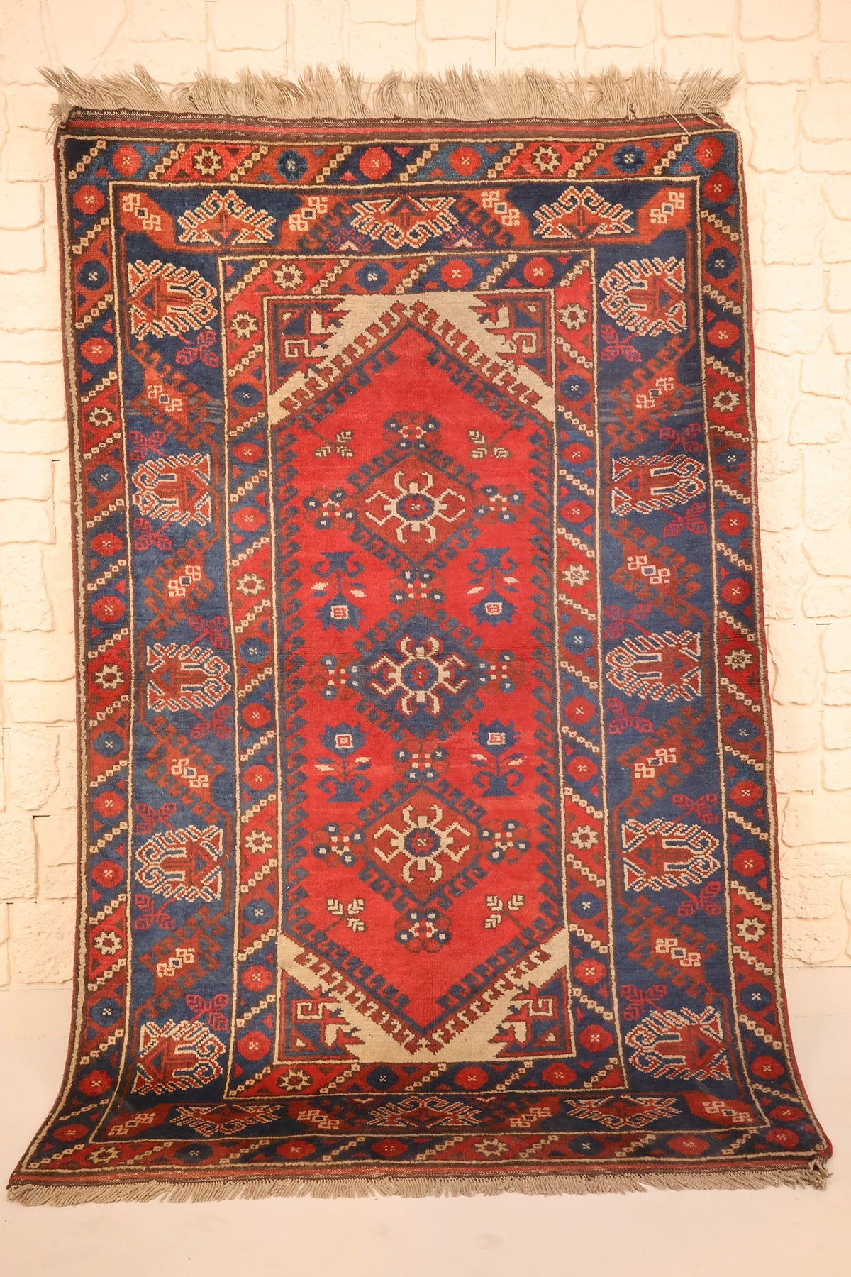 Tapis Dodgem Alti rouge 192 × 126 cm, vue d'ensemble du médaillon crénelé et des écoinçons bleus
