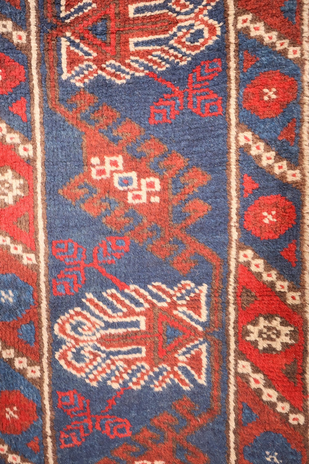 Bordure bleue du tapis Dodgem Alti, panneaux à crochets ivoire et galons à étoiles
