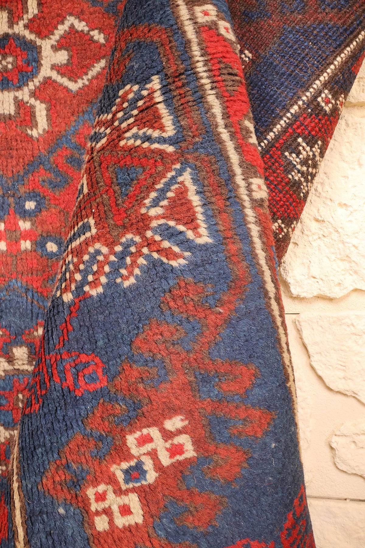 Tapis Dodgem Alti rouge et bleu retourné, contraste entre face et envers des bordures