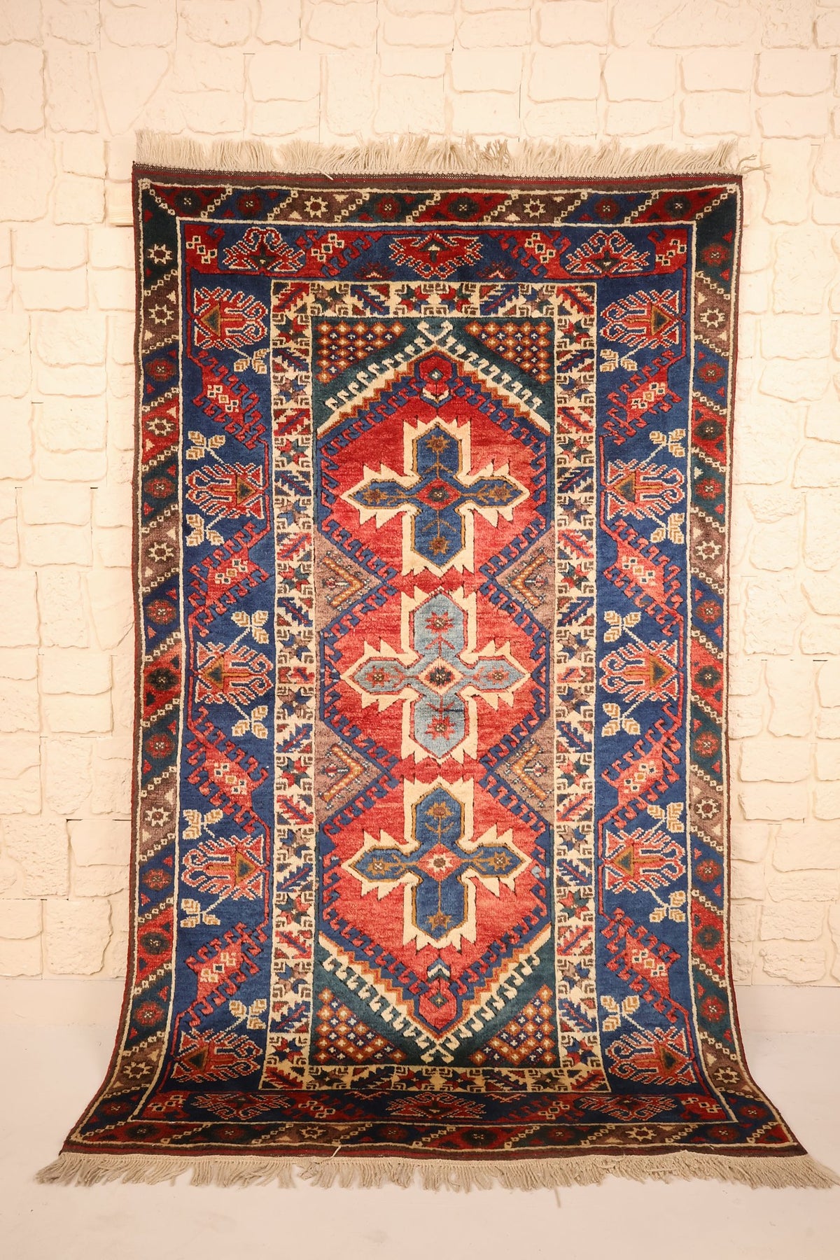 Tapis Dodgem Alti rouge et bleu 196 × 117 cm, vue d'ensemble avec ses trois médaillons cruciformes