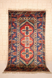 Tapis Dodgem Alti rouge et bleu 196 × 117 cm, vue d'ensemble avec ses trois médaillons cruciformes