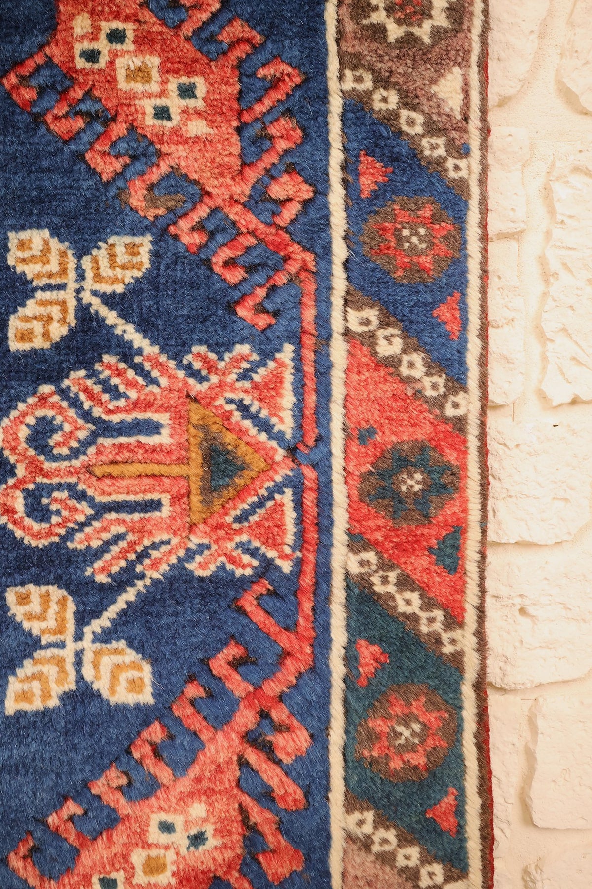 Bordure bleue à motifs végétaux ivoire et orange, bande secondaire à étoiles