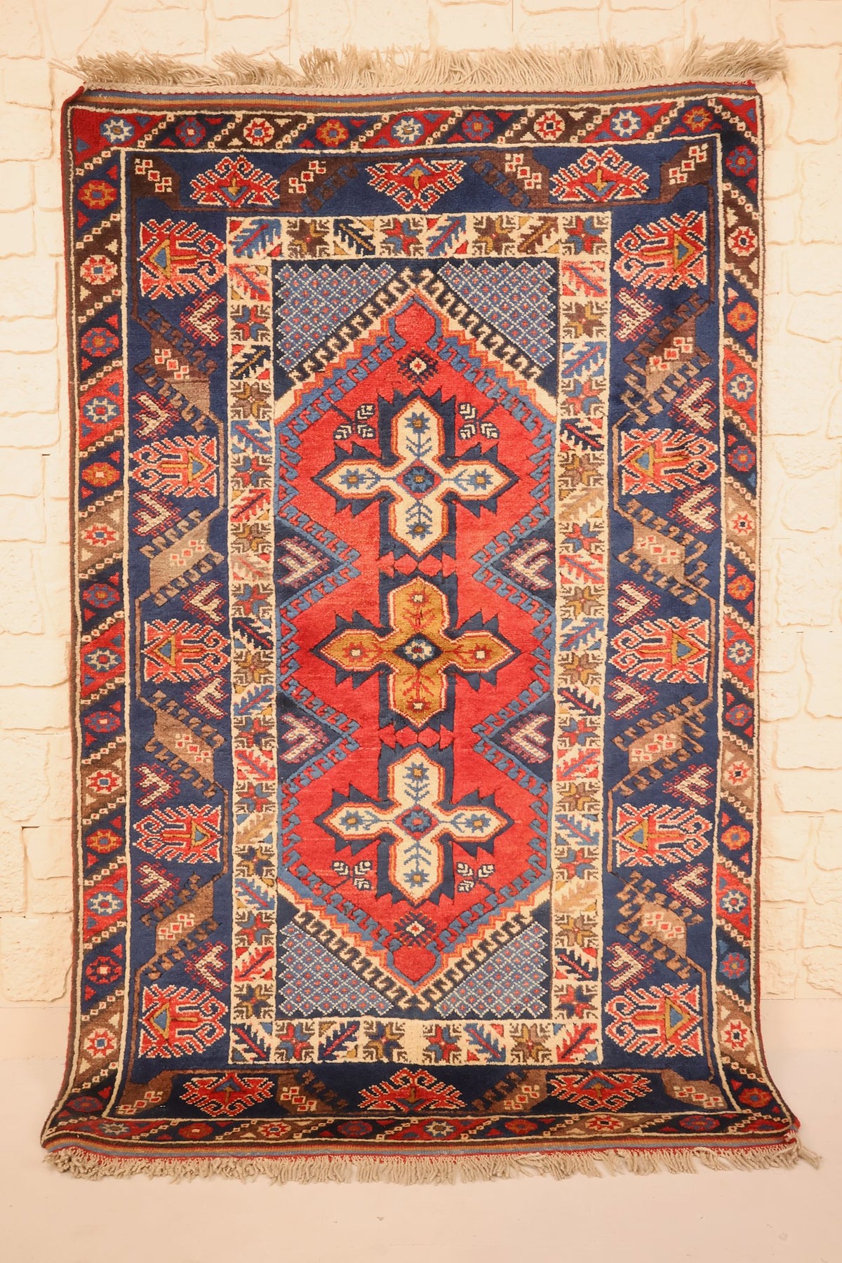 Tapis Dodgem Alti rouge 197 × 119 cm, vue d'ensemble des trois médaillons cruciformes crénelés