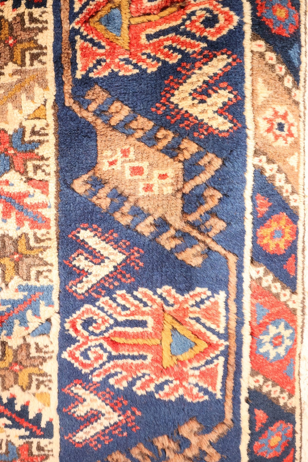 Large bordure bleu nuit à motifs crochetés ivoire et rouges du tapis Dodgem Alti