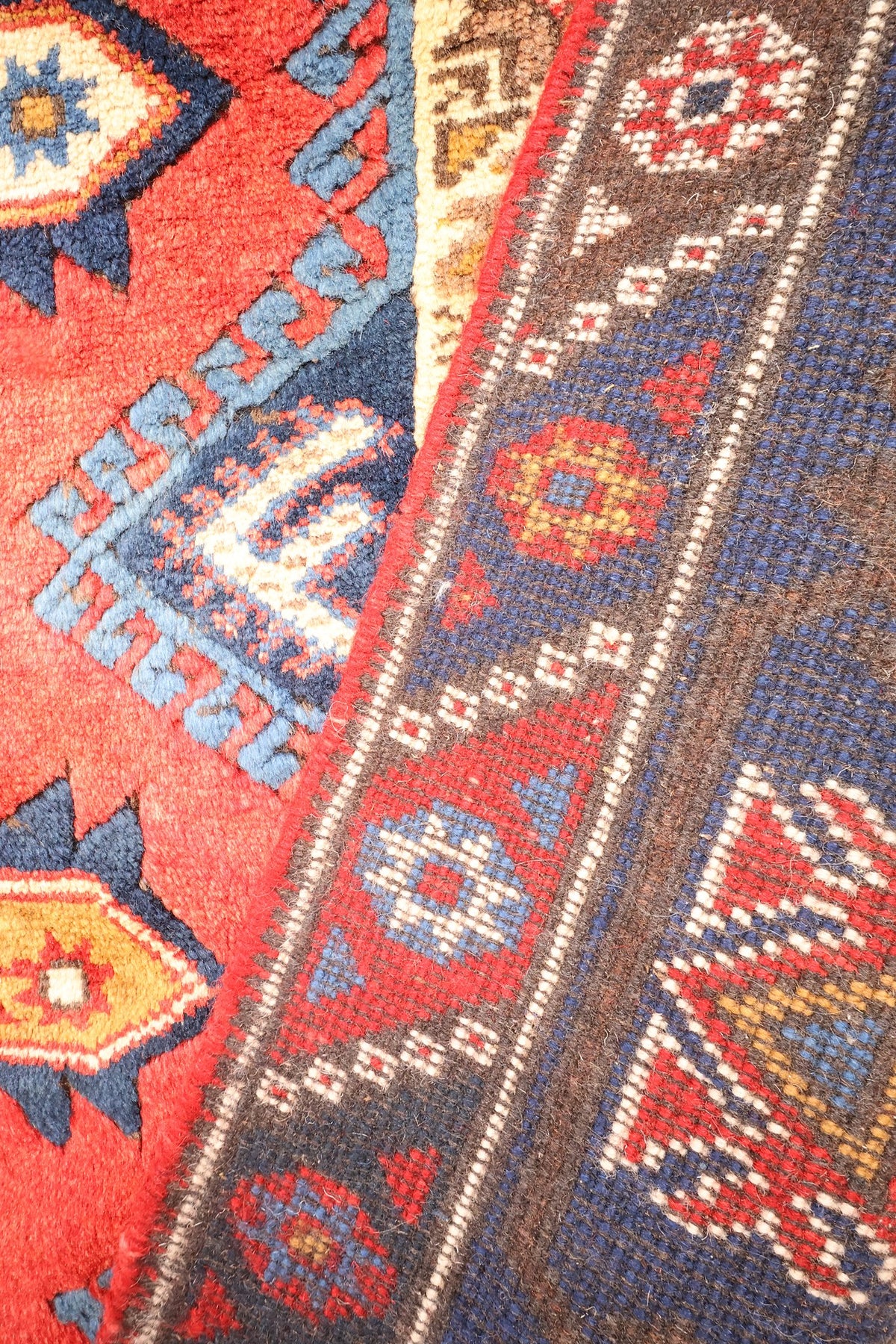 Envers du tapis Dodgem Alti rectangulaire, nœuds serrés et dessin rouge et bleu