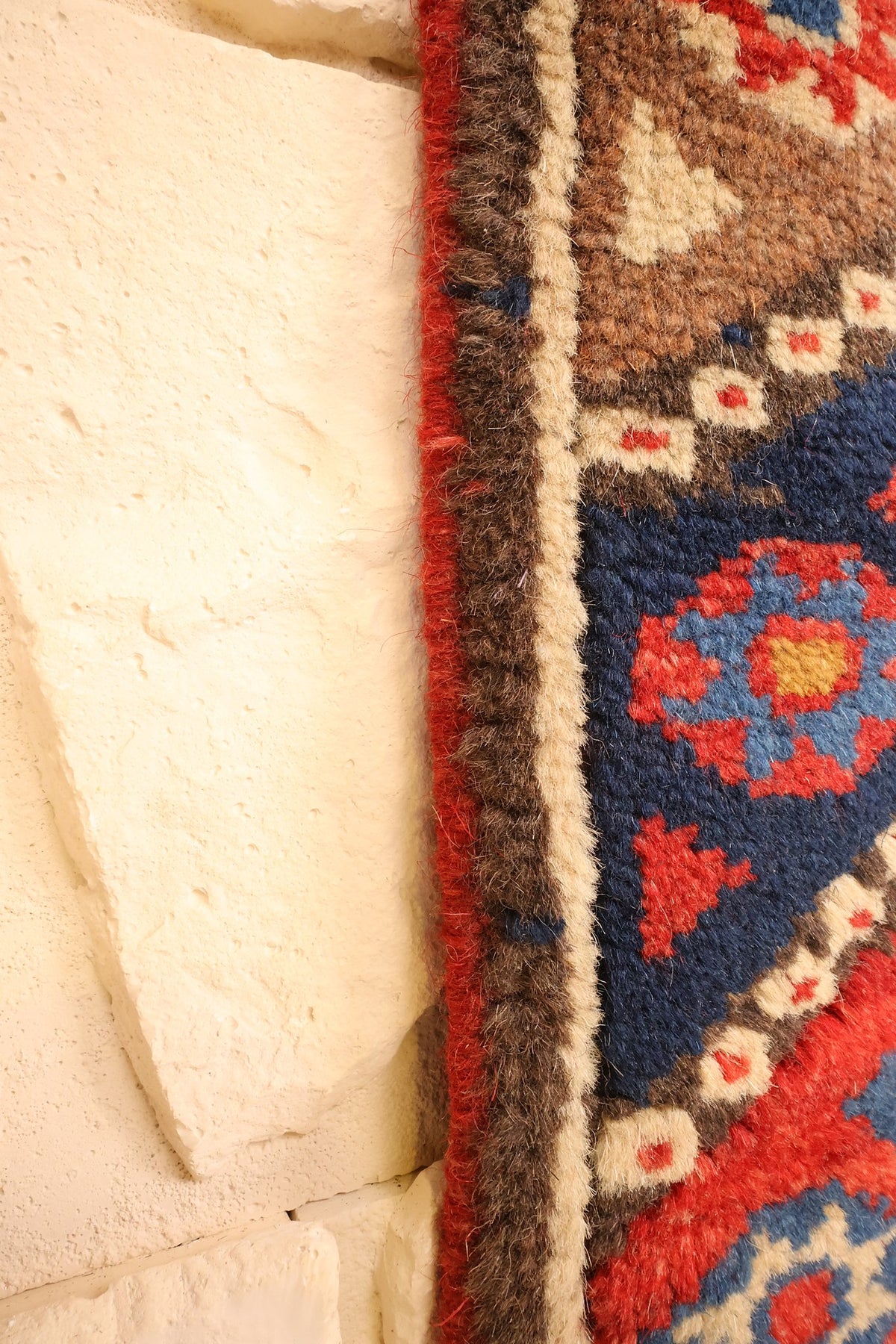Lisière brune du tapis Dodgem Alti beige et bleu, le long du champ bordé d'étoiles
