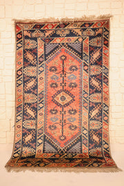 Tapis Dodgem Alti rouge, bleu et beige 197 × 123 cm, vue d'ensemble de face avec médaillon losangé
