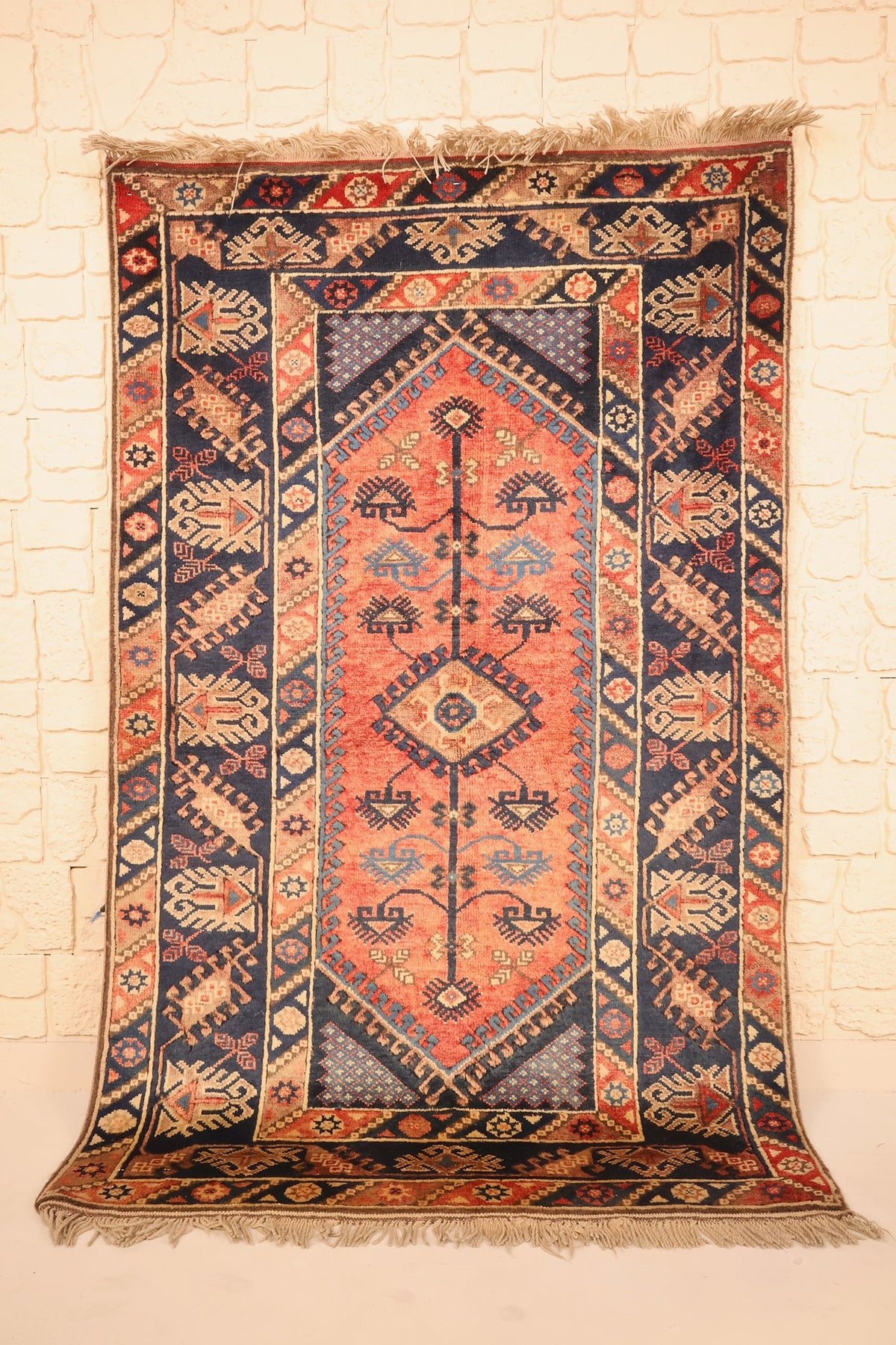 Tapis Dodgem Alti rouge, bleu et beige 197 × 123 cm, vue d'ensemble de face avec médaillon losangé