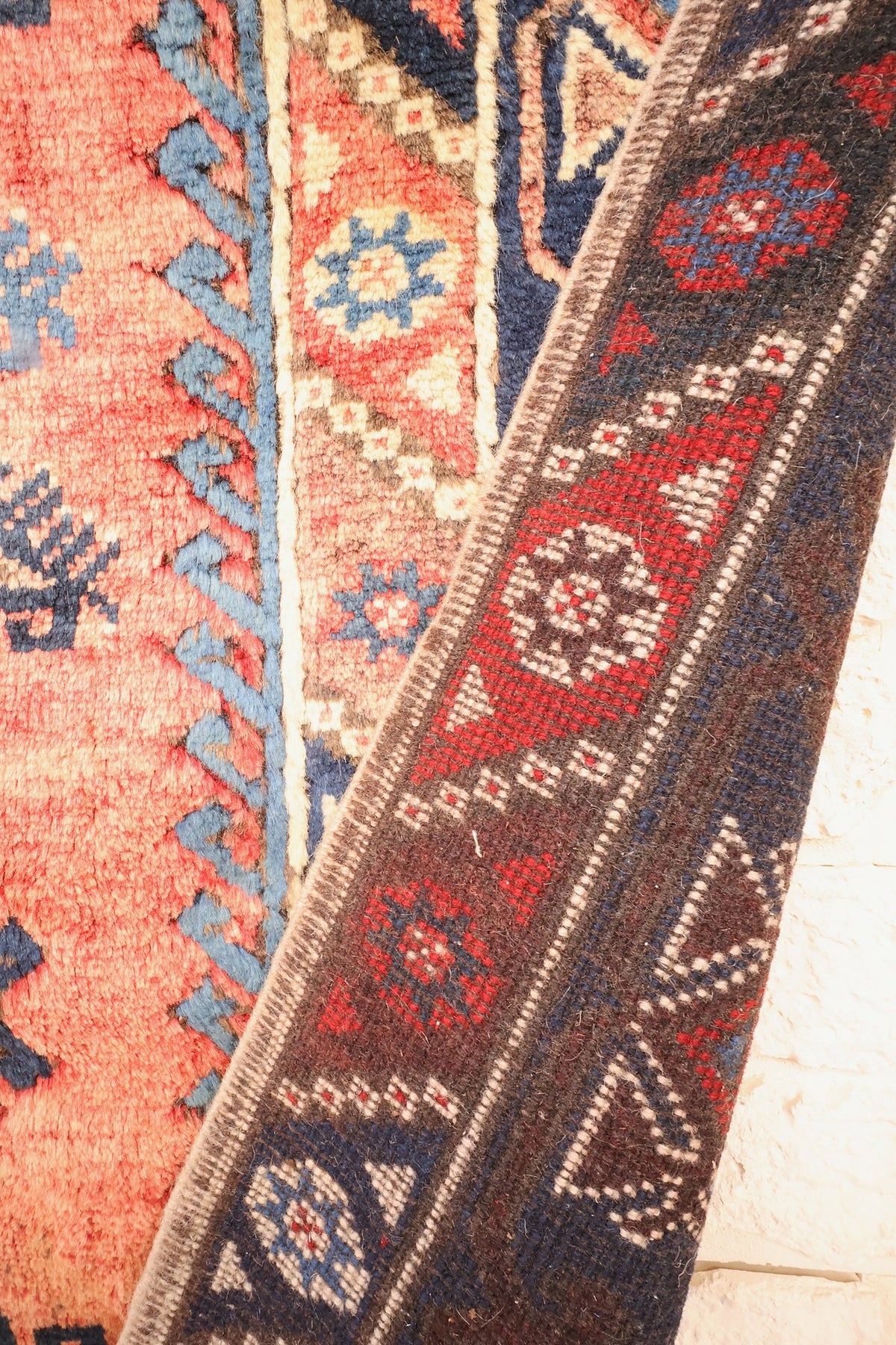 Envers du tapis Dodgem Alti, nœuds serrés et dessin géométrique rouge et bleu au revers