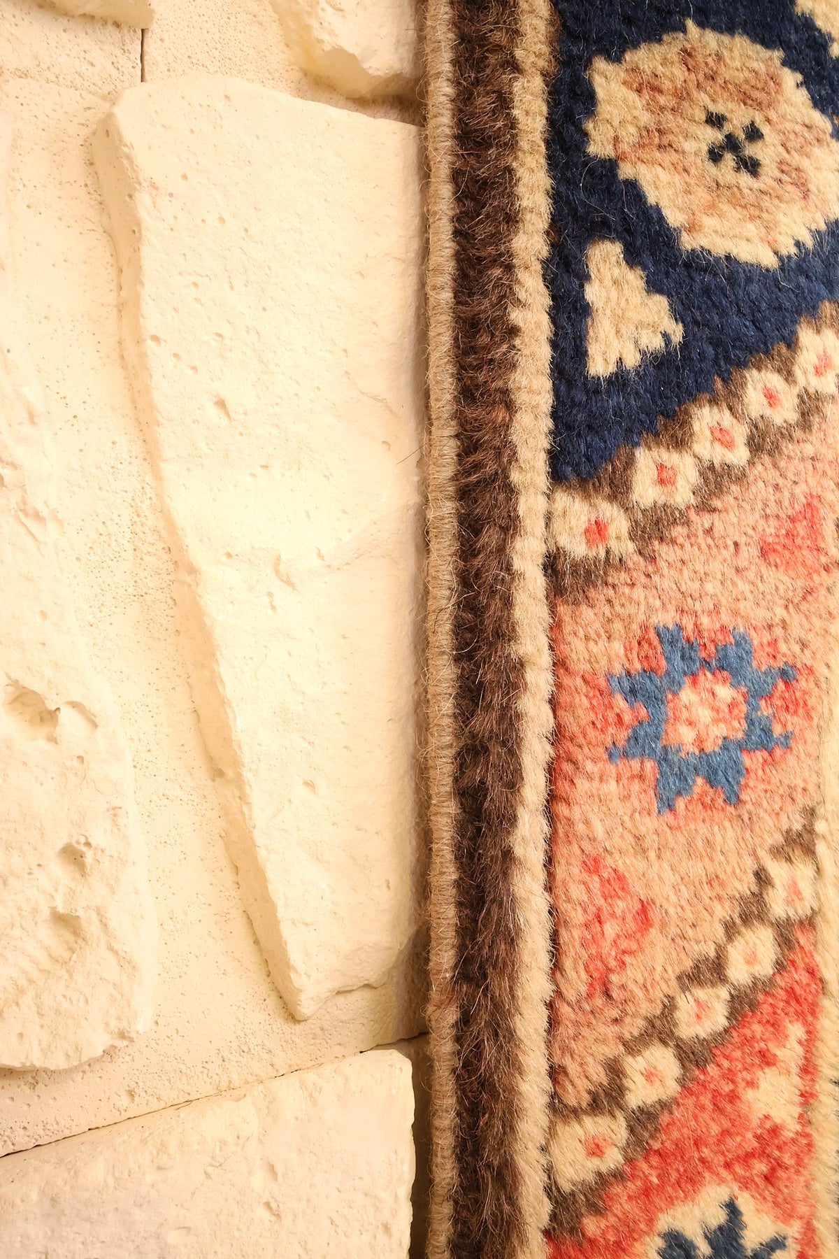 Lisière latérale du tapis Dodgem Alti, bord brun et écoinçons bleus en bordure
