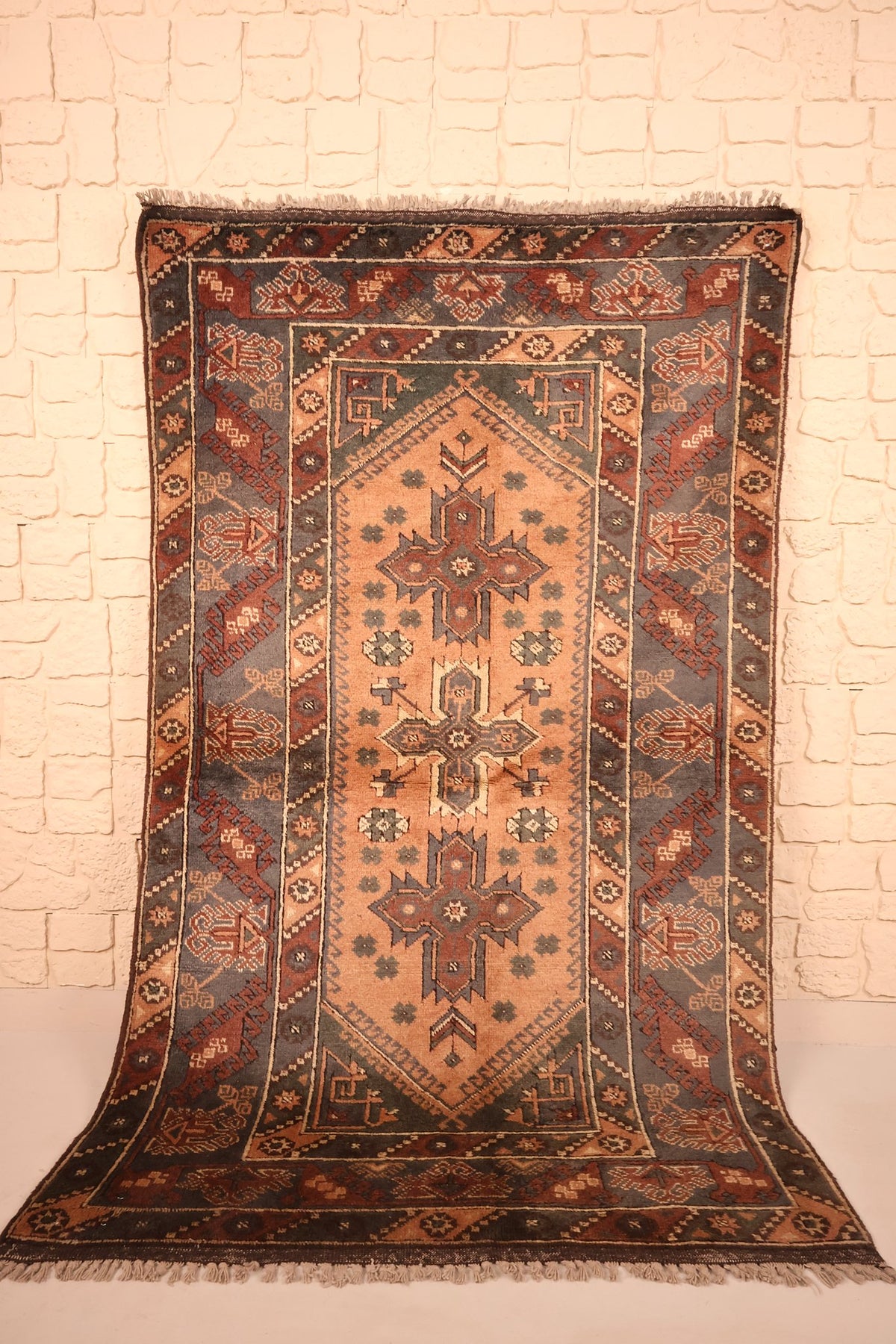 Tapis Dodgem Alti beige 207 × 127 cm, vue d'ensemble avec ses trois médaillons étoilés