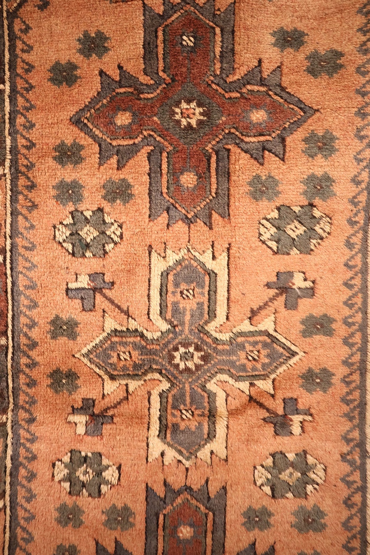 Détail des médaillons à crochets brun-rouge et gris-bleu du Dodgem Alti beige