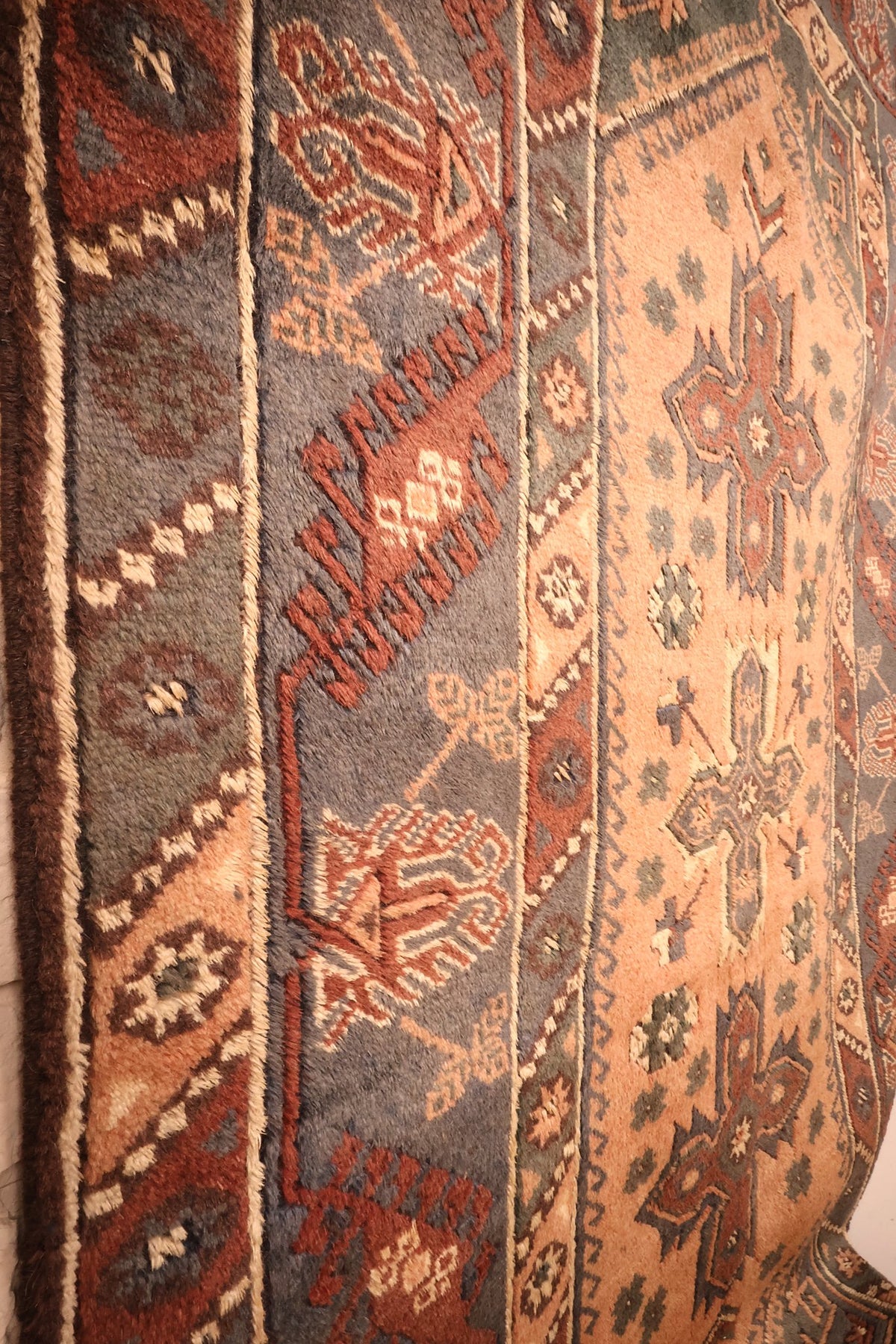 Encadrement du Dodgem Alti : cadre dentelé, large bordure et champ beige rosé