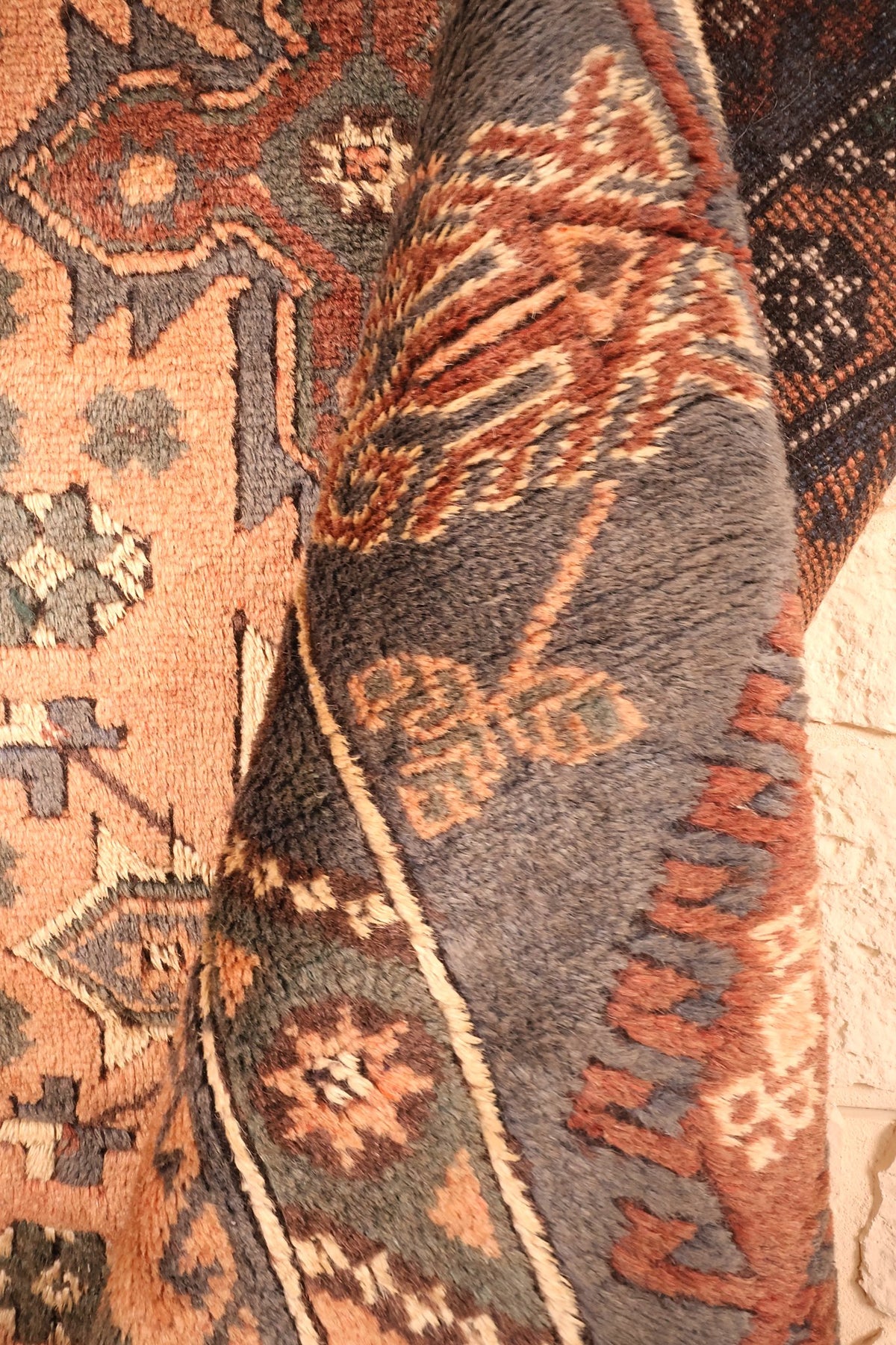 Coin replié du tapis Dodgem Alti, épaisseur de la laine nouée main visible