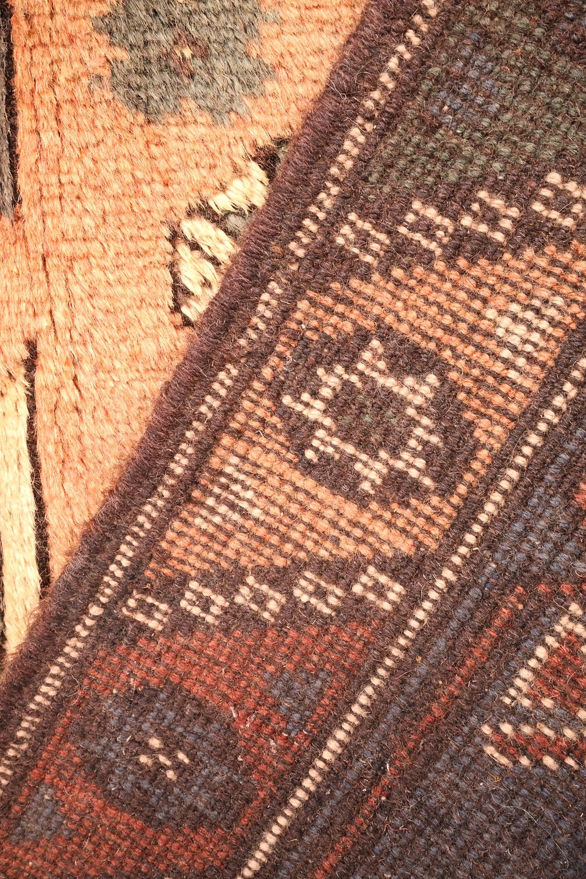 Envers du tapis Dodgem Alti en laine, nœuds et dessin de bordure apparents