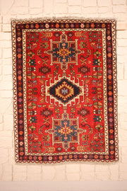 Tapis Garadgeh rouge 141 × 105 cm, vue d'ensemble avec ses trois médaillons alignés
