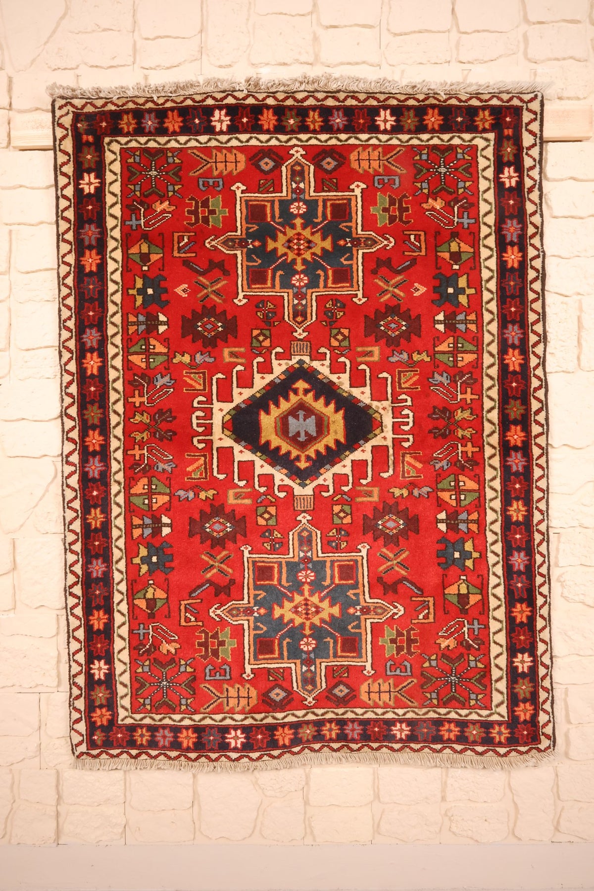 Tapis Garadgeh rouge 141 × 105 cm, vue d'ensemble avec ses trois médaillons alignés