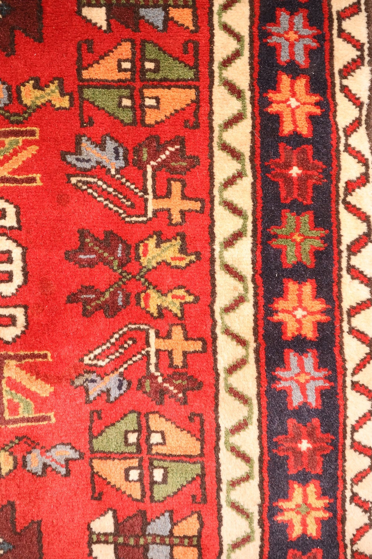 Bordure bleu foncé à étoiles à huit branches et bandes ivoire à zigzag, tapis Garadgeh