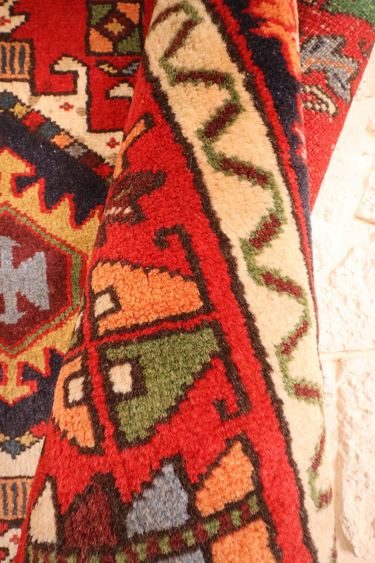 Tapis Garadgeh rectangulaire en laine, pli révélant la souplesse et les motifs anguleux