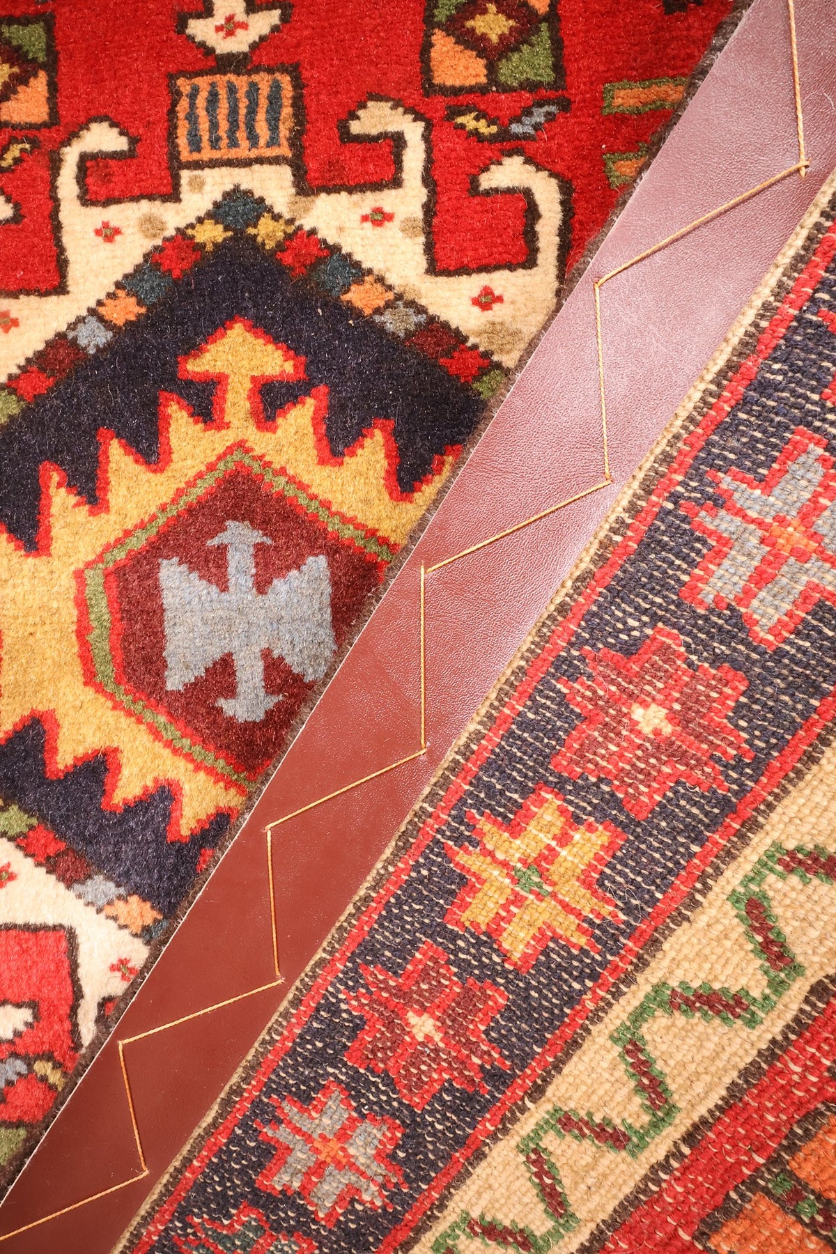 Coin replié du tapis Garadgeh, envers de la bordure et nœuds visibles