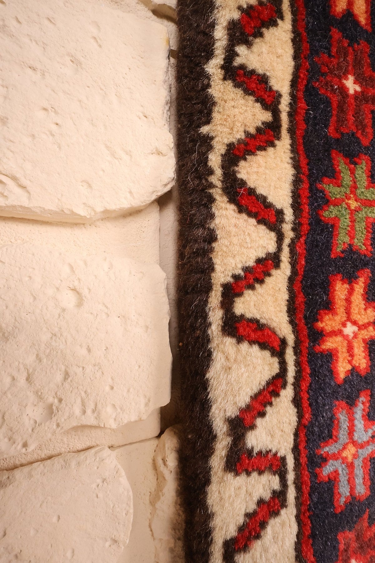 Lisière du tapis Garadgeh beige et rouge, finition en laine le long du bord
