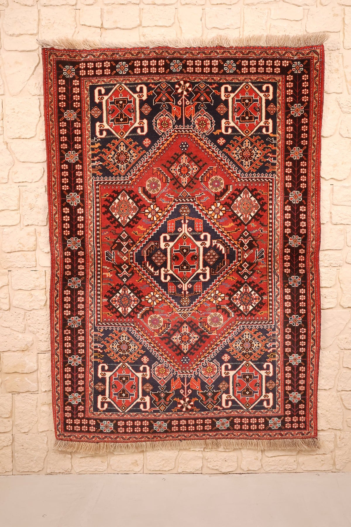 Tapis Gashgaï rouge et bleu 155 × 107 cm, vue d'ensemble du médaillon central en losange