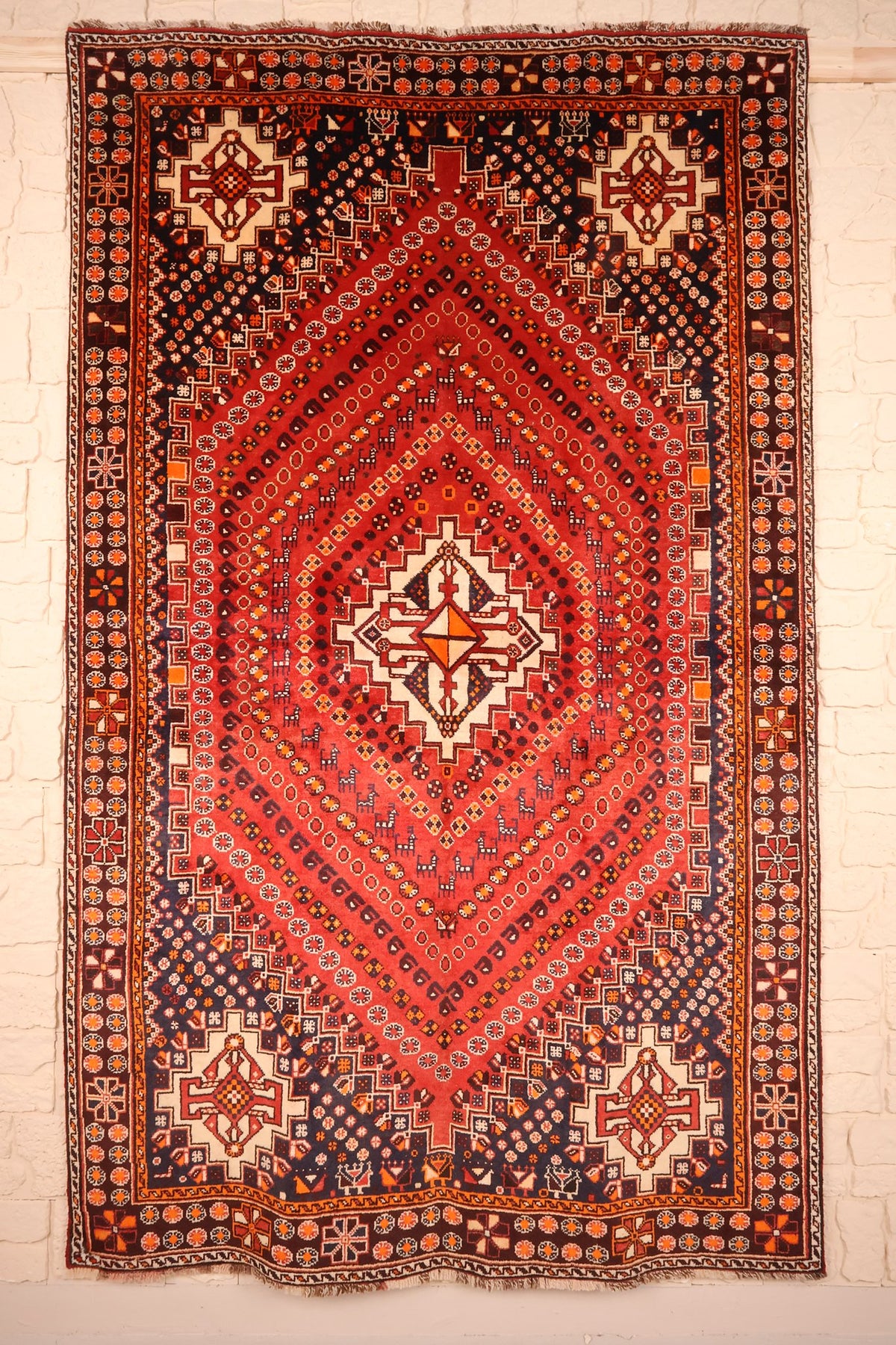 Tapis Gashgaï rouge 256 × 155 cm, vue d'ensemble des losanges concentriques