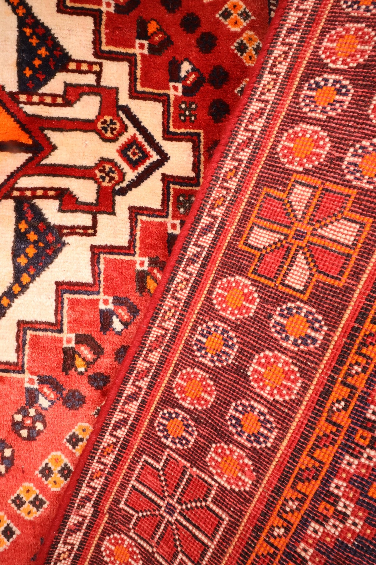 Coin replié du tapis Gashgaï, fleurs à huit branches et envers noué main