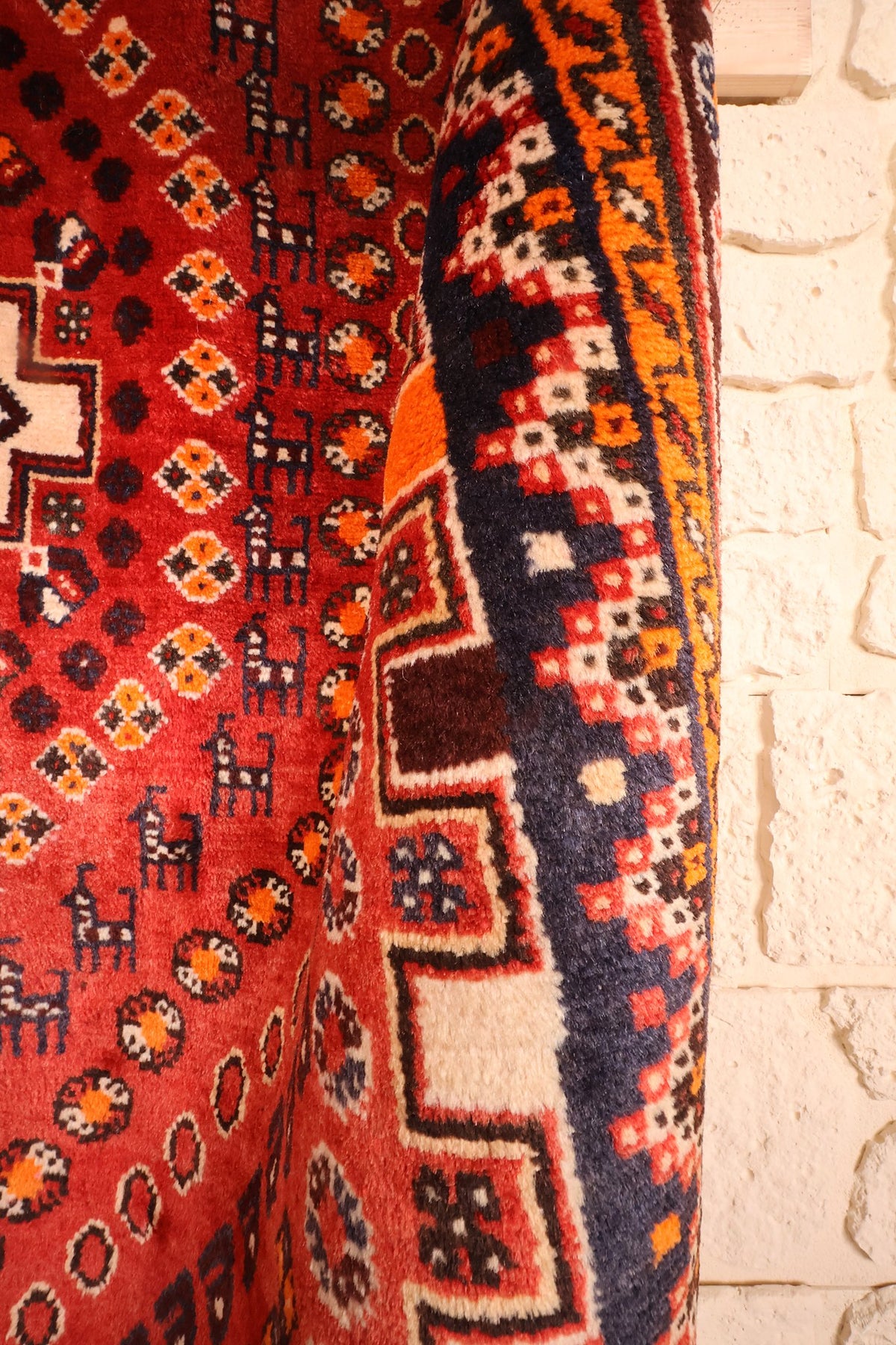 Lisière du tapis Gashgaï en laine, bande bleu nuit crantée et petits animaux