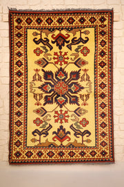 Tapis Ghazni jaune 161 × 110 cm, vue d'ensemble du médaillon central bleu et rouge