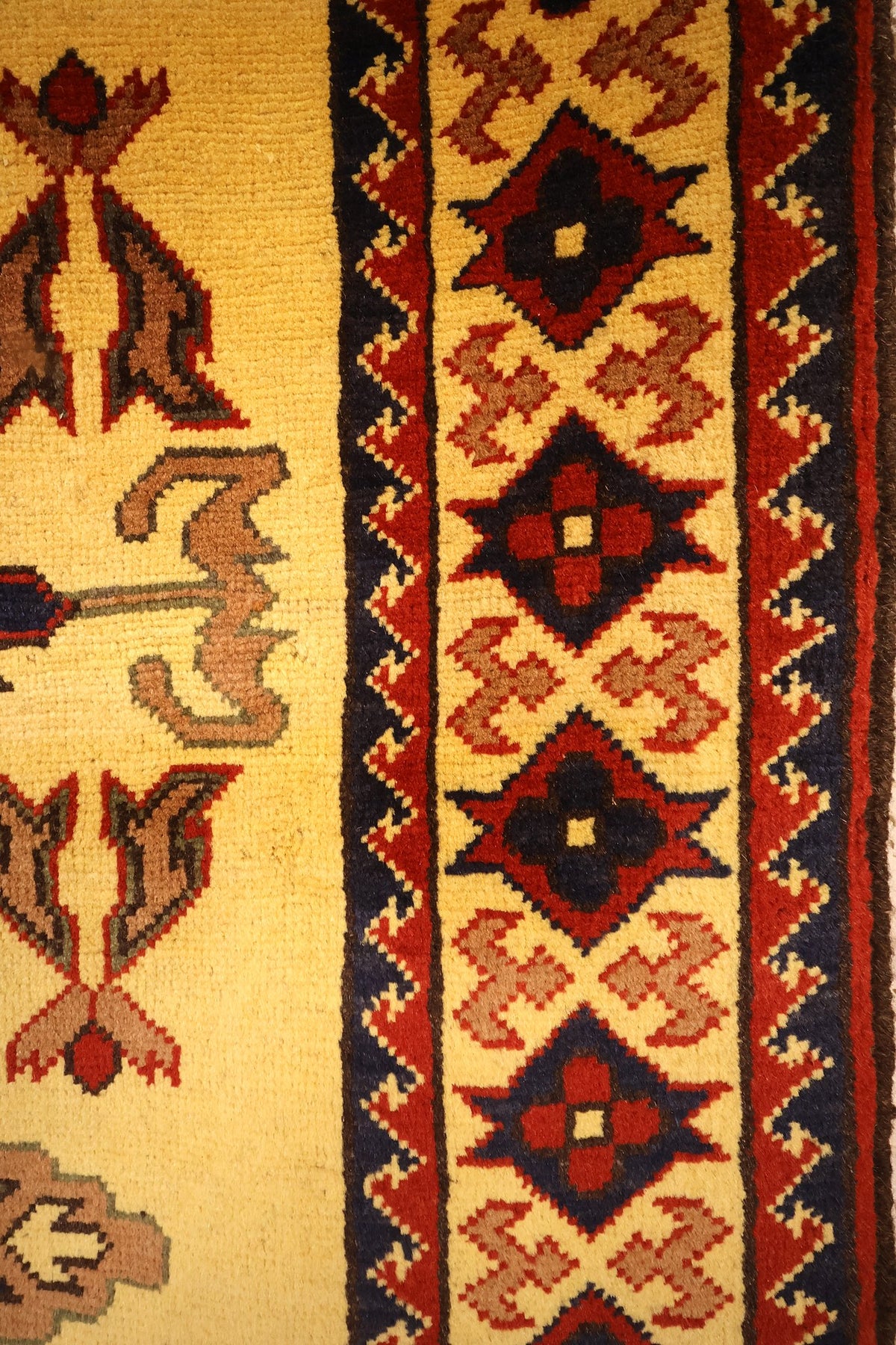 Bordure jaune à losanges-étoiles rouges et bleus, contre-bordures en zigzag