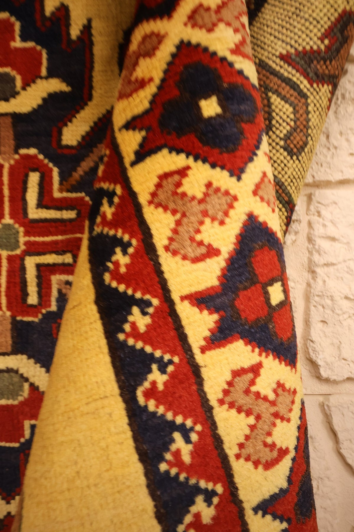 Coin replié du tapis Ghazni 161 × 110 cm, épaisseur de la laine
