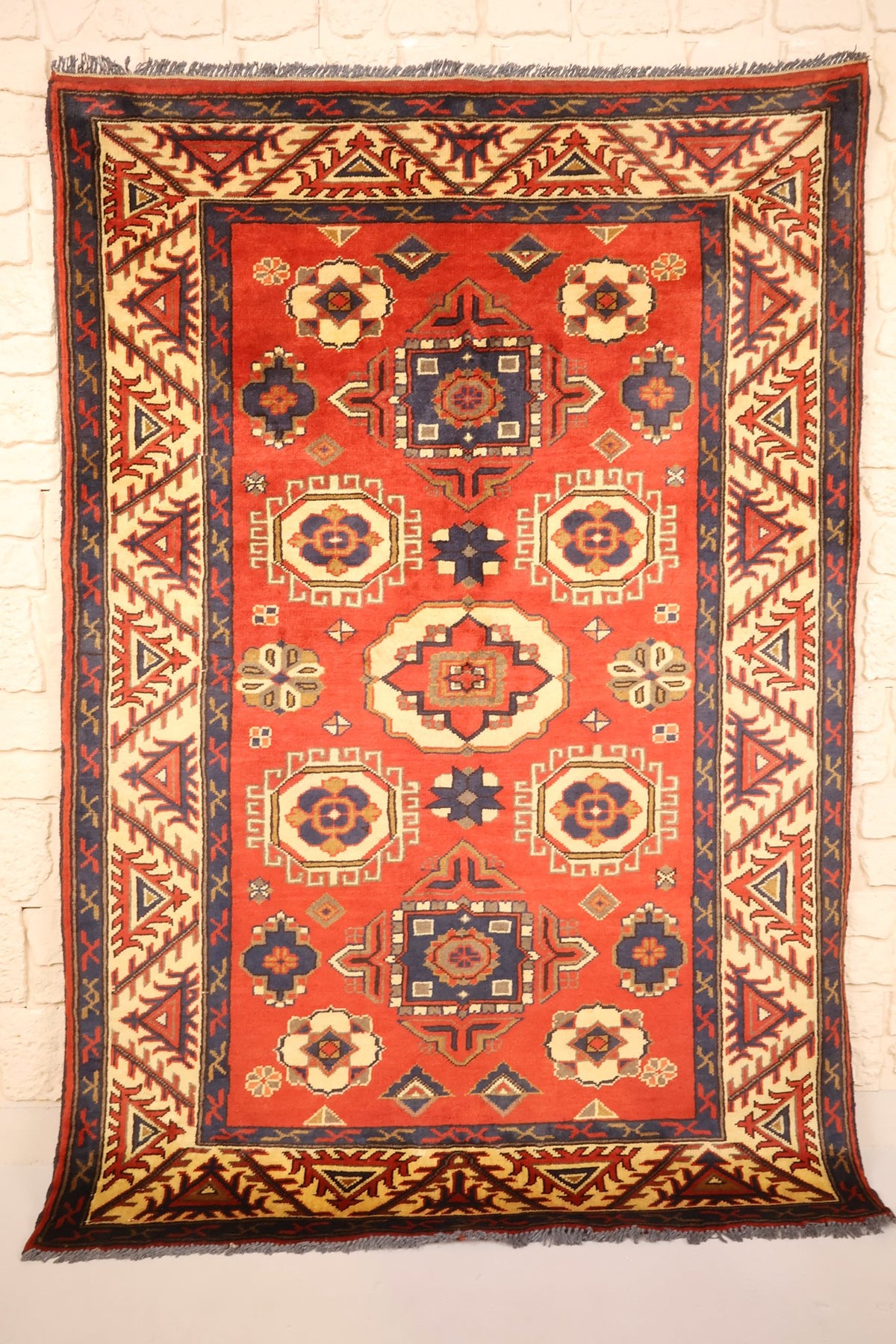 Tapis Ghazni rouge, beige et bleu 181 × 123 cm, vue d'ensemble des médaillons anguleux