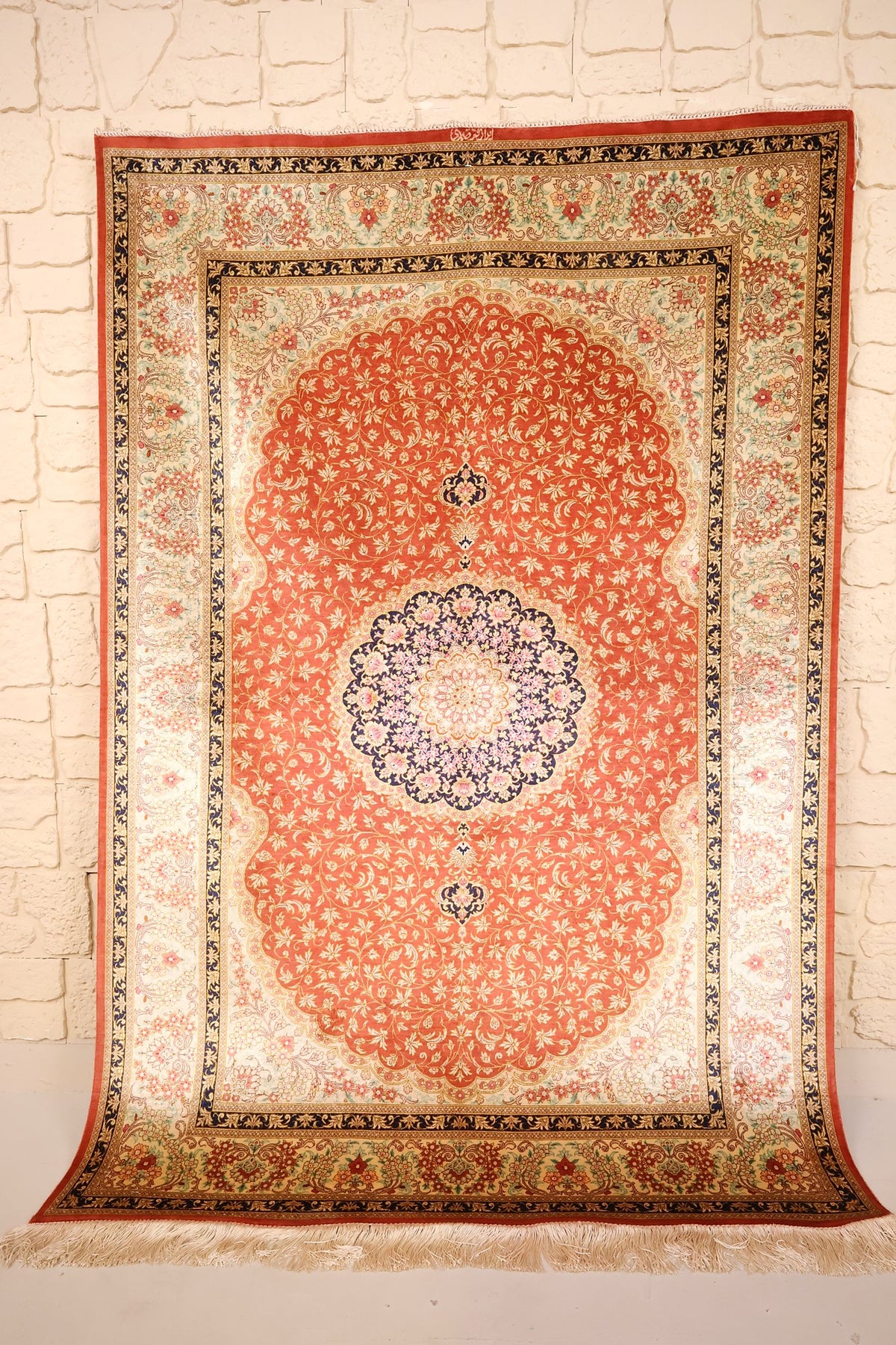 Tapis Ghoum rouge en soie 191 × 130 cm, vue d'ensemble avec médaillon bleu nuit