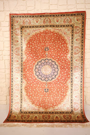 Tapis Ghoum rouge en soie 191 × 130 cm, vue d'ensemble avec médaillon bleu nuit