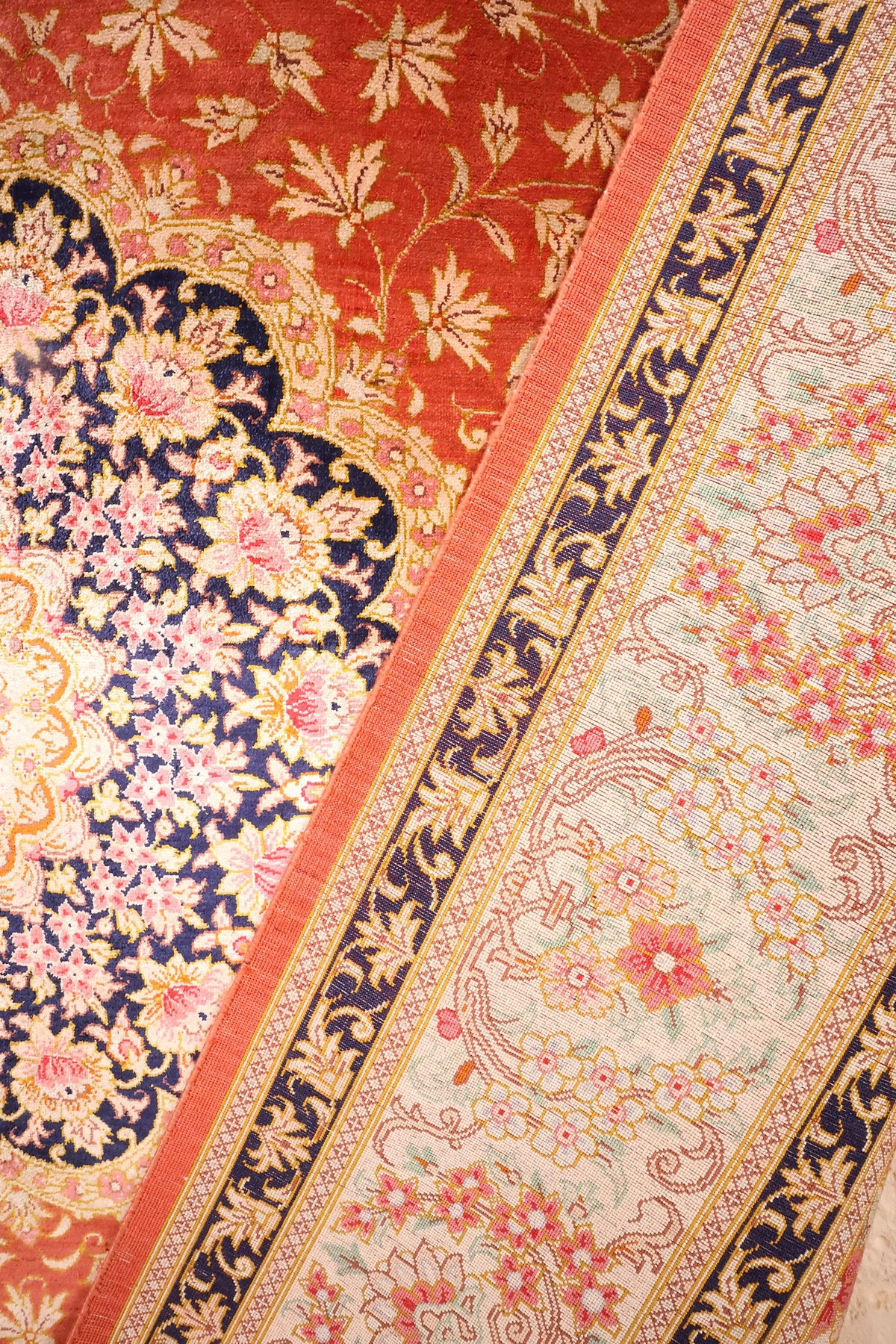 Tapis Ghoum rouge noué à la main, détail du champ à rinceaux et de la bordure repliée