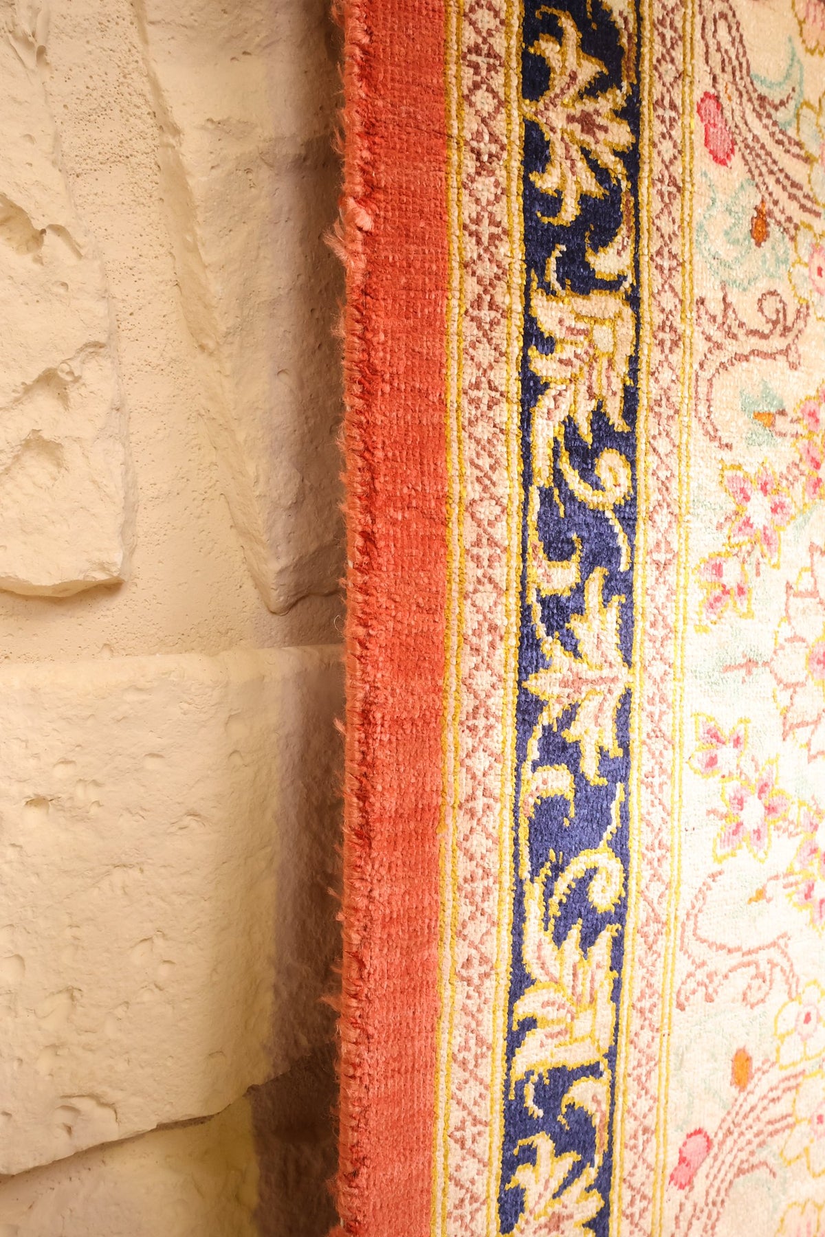 Lisière rouge du tapis Ghoum, contre-bordure bleu nuit à rinceaux dorés