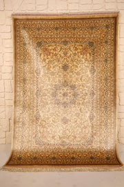 Tapis Ghoum beige en soie 191 × 130 cm, vue d'ensemble de face avec franges claires