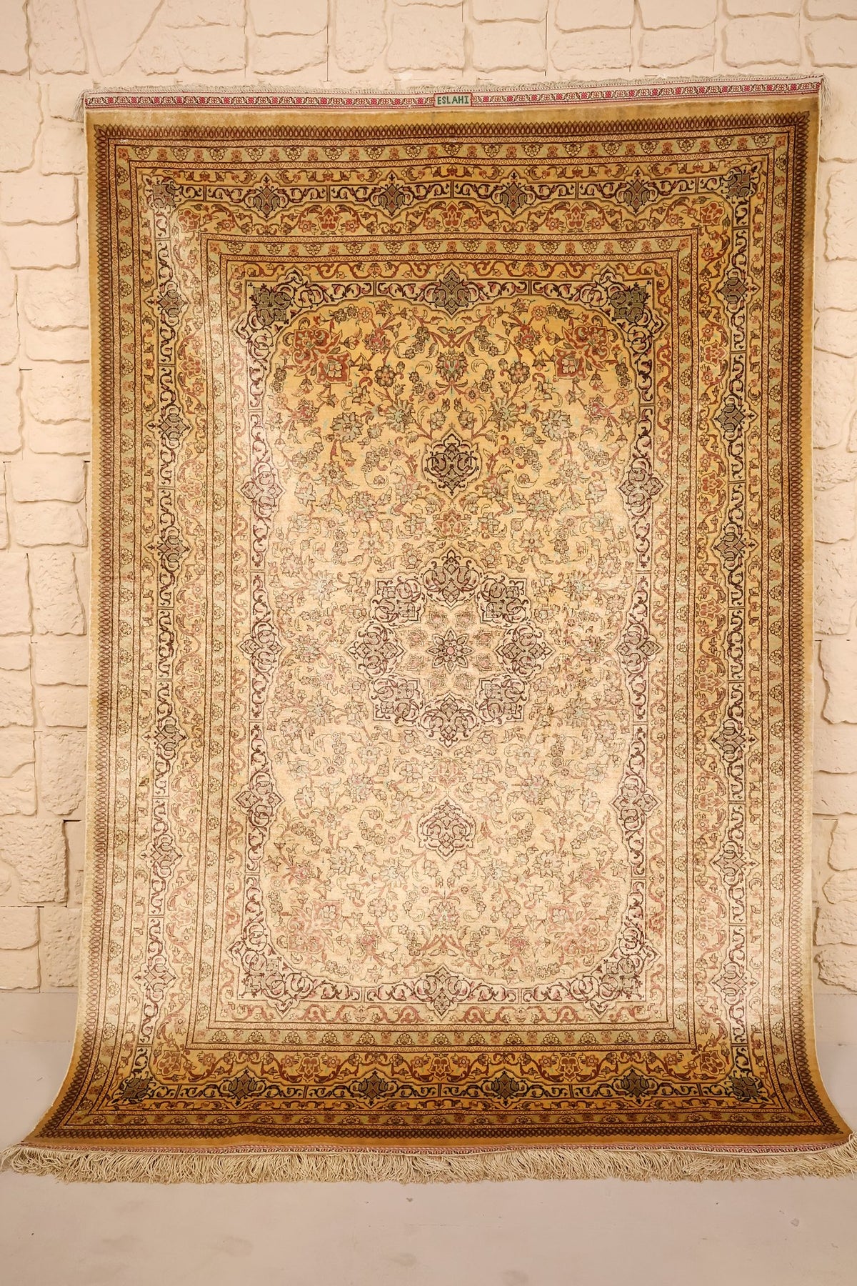 Tapis Ghoum beige en soie 191 × 130 cm, vue d'ensemble de face avec franges claires