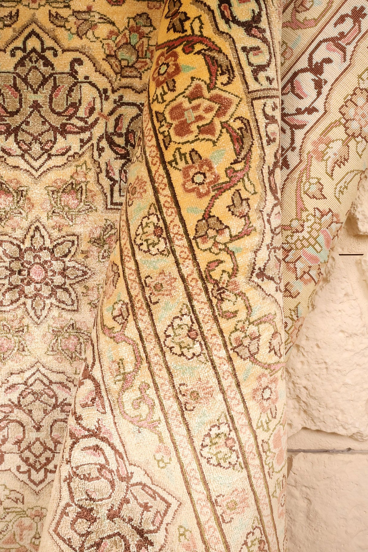 Lisière du tapis Ghoum 191 × 130 cm, bordures secondaires et champ doré