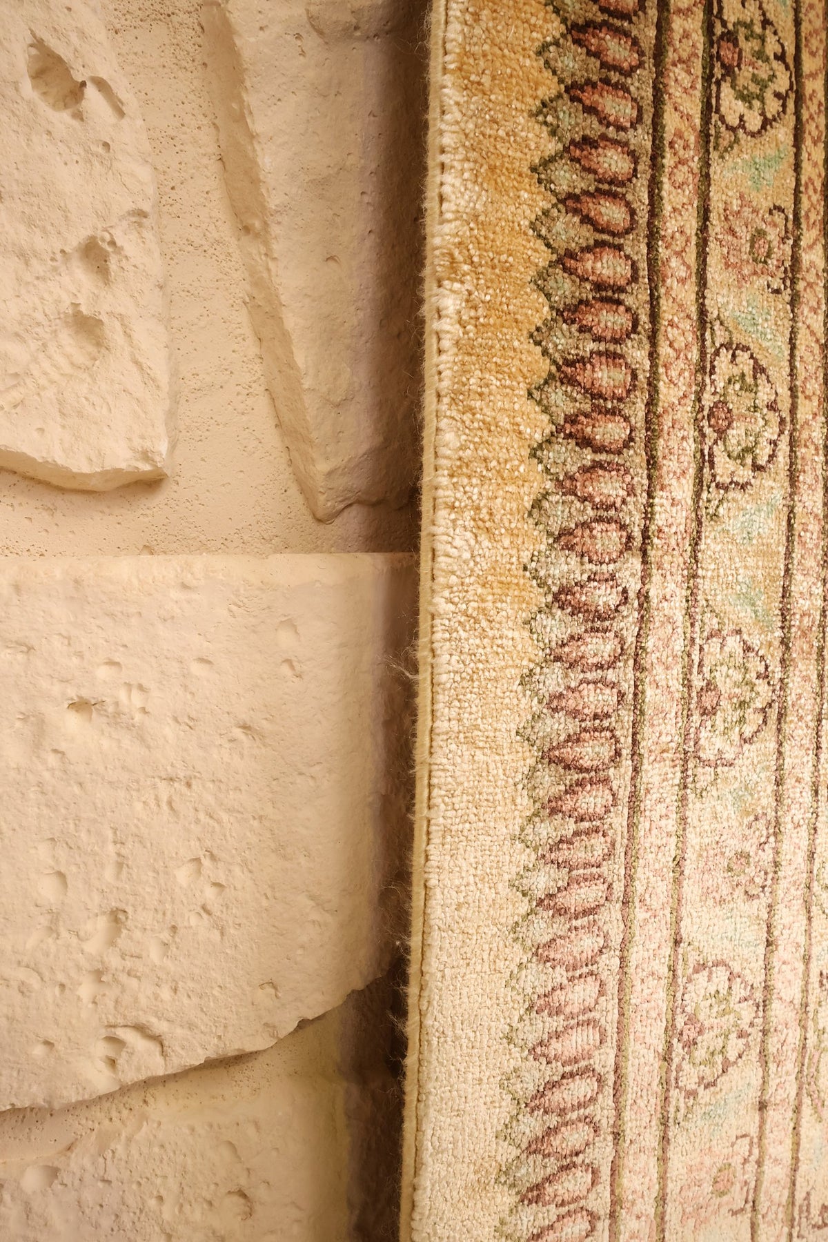 Bord latéral du tapis Ghoum en soie, frise de motifs en amande le long de la lisière