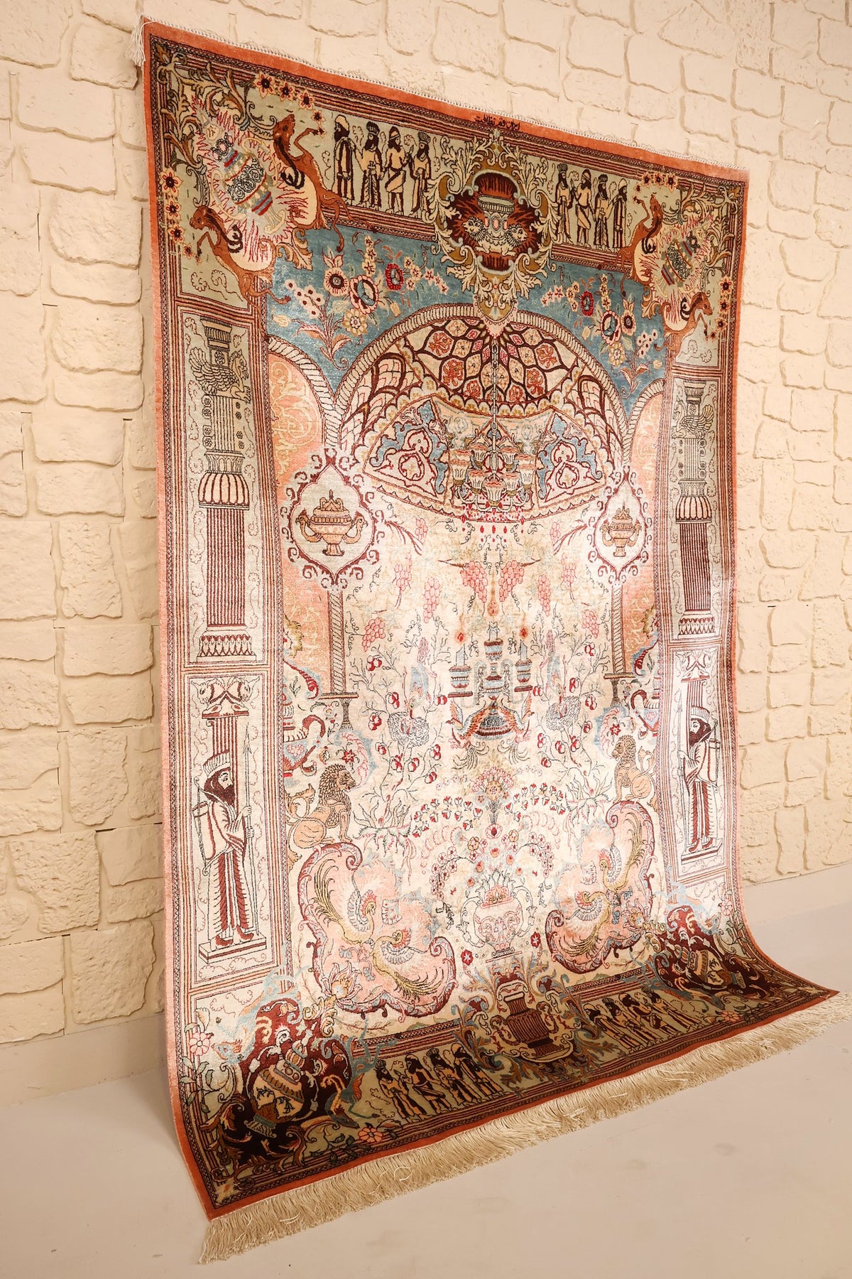 Tapis Ghoum beige et rose vu de biais, arche fleurie et franges écrues