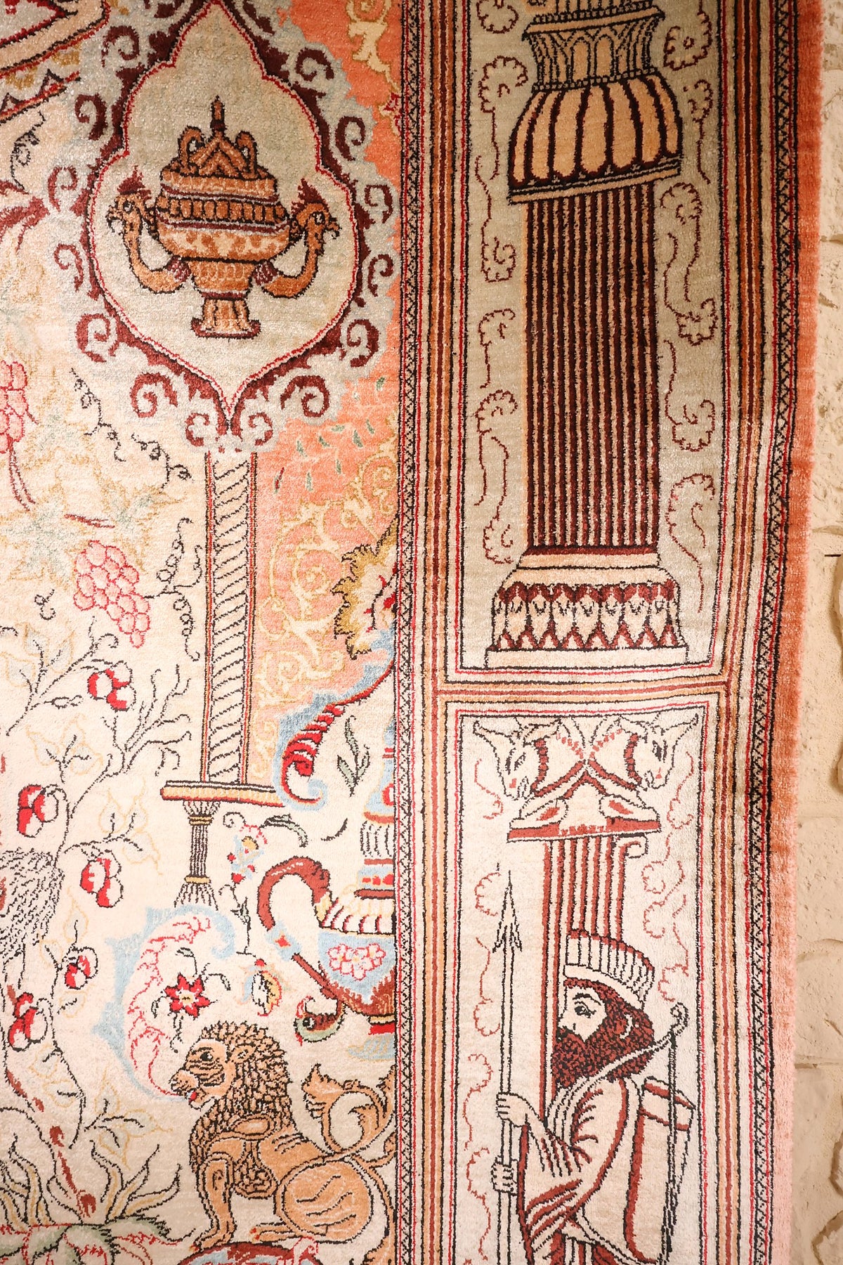 Panneau latéral du tapis Ghoum avec colonne, personnage à la lance et lion