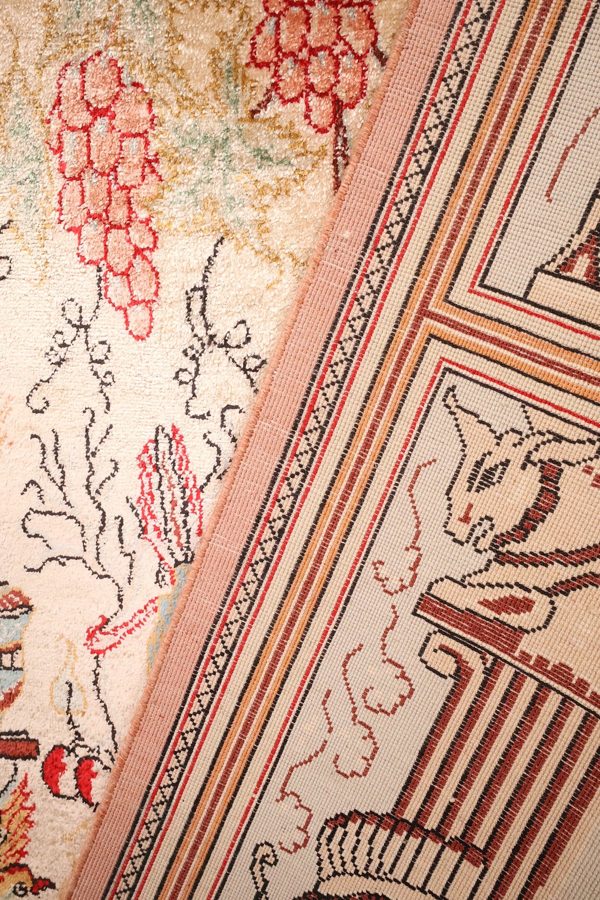Bordure ivoire du tapis Ghoum, frises de colonnes et filets rouges et orange