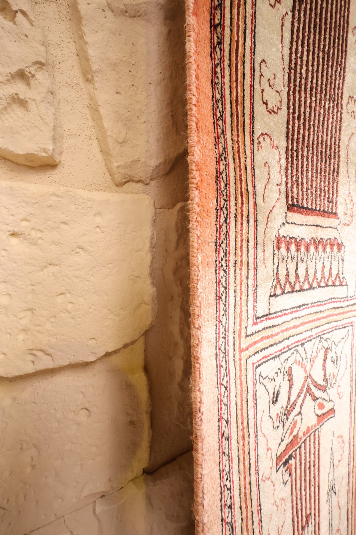 Lisière du tapis Ghoum beige, bord rosé et colonne de la bordure