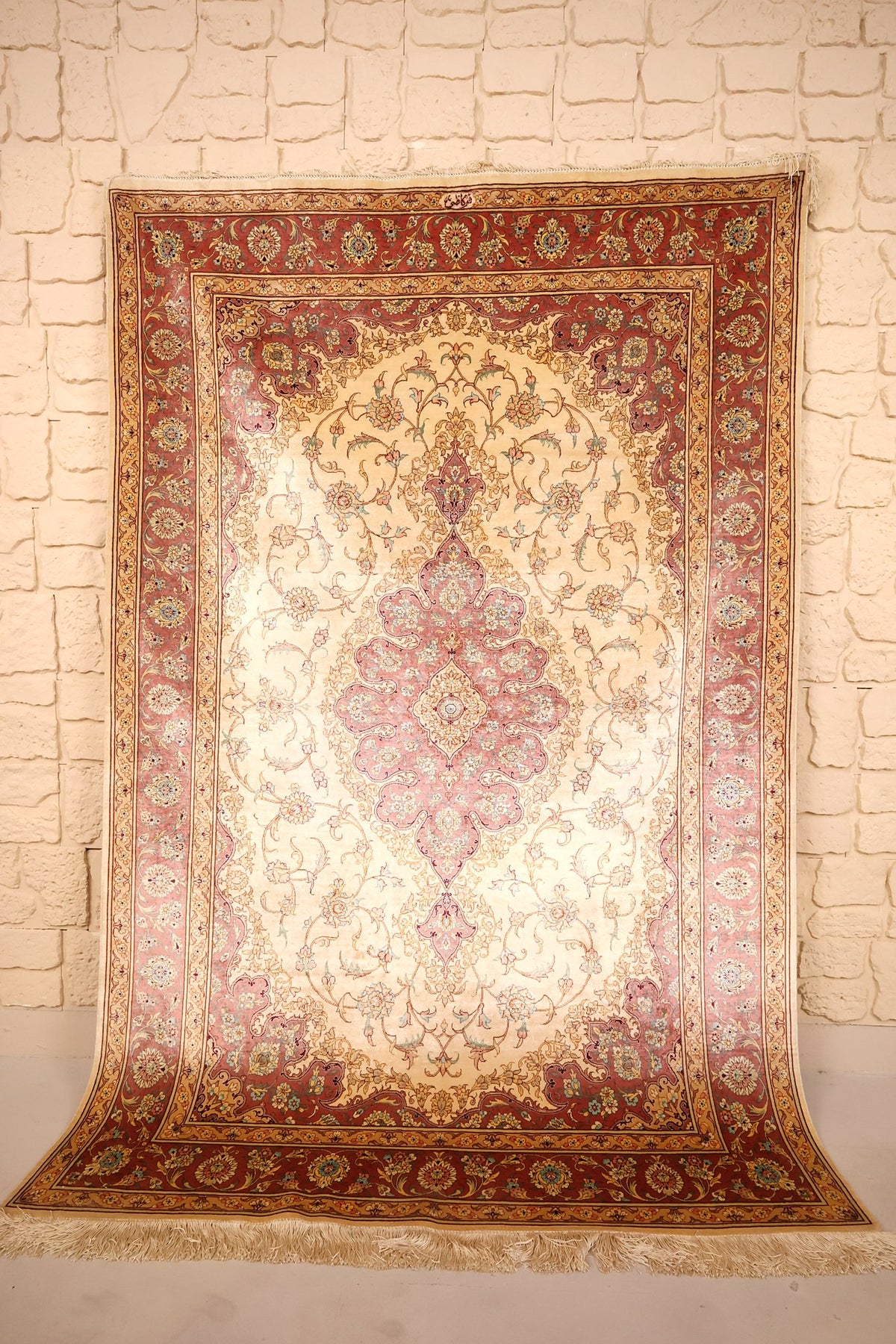 Tapis Ghoum beige 198 × 130 cm en soie, vue d'ensemble avec médaillon rose et bordure rouge