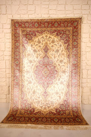 Tapis Ghoum beige 198 × 130 cm en soie, vue d'ensemble avec médaillon rose et bordure rouge