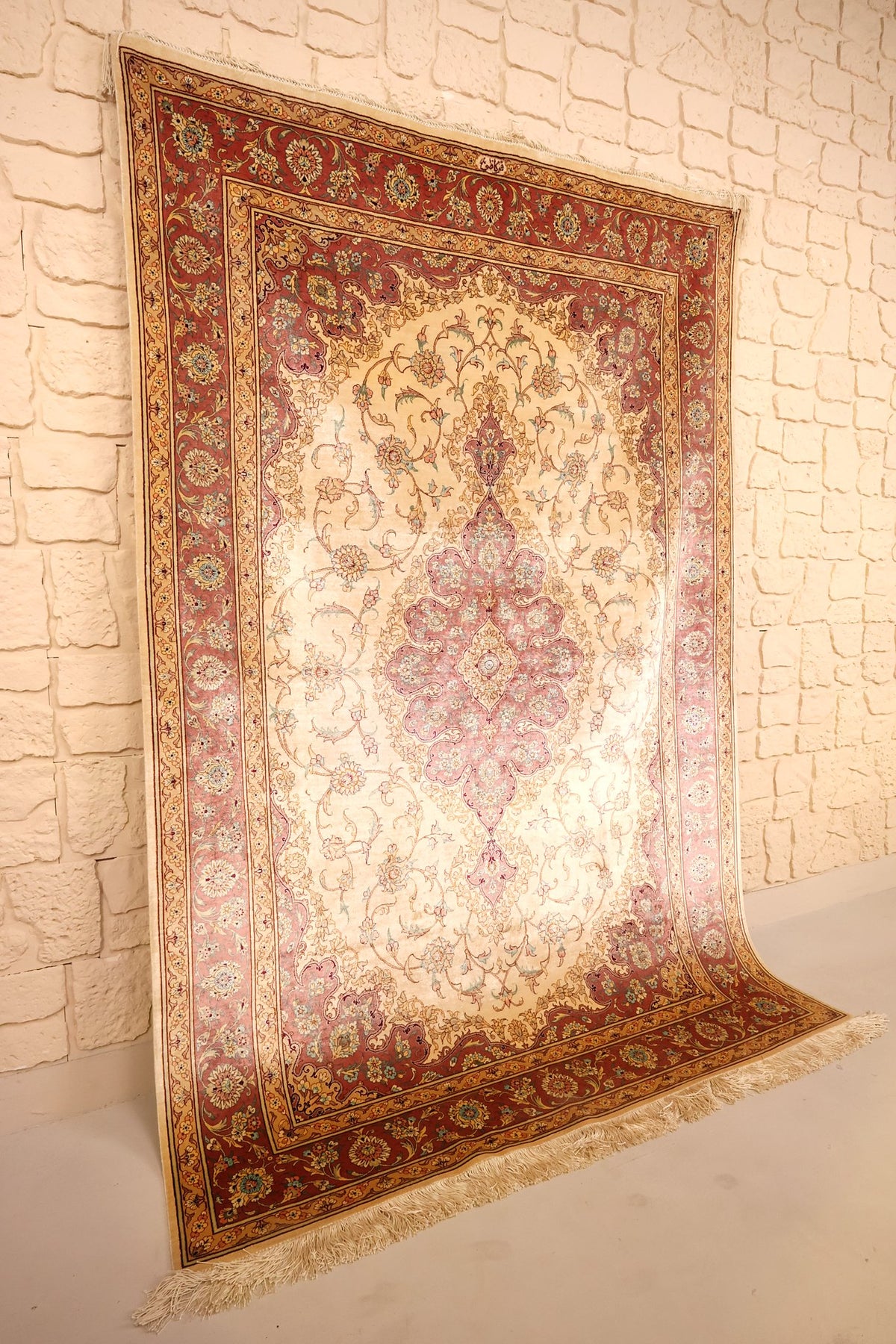 Tapis Ghoum en soie beige et rose, vue de biais montrant les franges claires